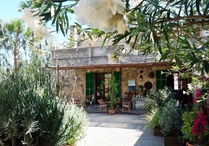 Small studio with garden view in the manor house with pool and garden