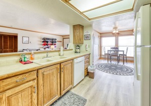 Snowbird-friendly condo with heated pool, sauna & mountain view - walk to lifts