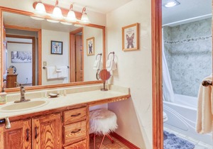 Snowbird-friendly condo with heated pool, sauna & mountain view - walk to lifts