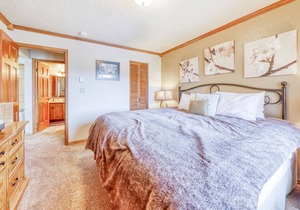 Snowbird-friendly condo with heated pool, sauna & mountain view - walk to lifts