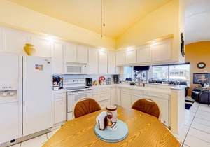 Snowbird-friendly Gulf-front house with hot tub, pool & on-site golf - dogs OK