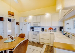 Snowbird-friendly Gulf-front house with hot tub, pool & on-site golf - dogs OK
