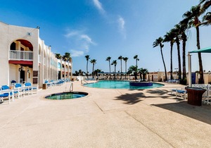 Snowbird-friendly Gulf-front house with hot tub, pool & on-site golf - dogs OK
