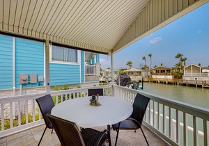 Snowbird-friendly Gulf-front house with hot tub, pool & on-site golf - dogs OK