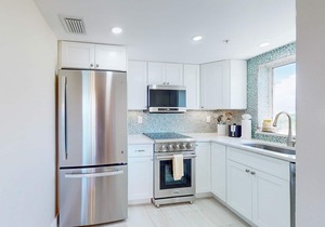 Snowbird-friendly Gulf-front condo with pool, hot tub, fitness room, & AC
