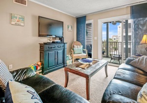 Snowbird-friendly condo with 2 balconies and 2 pools - across from beach