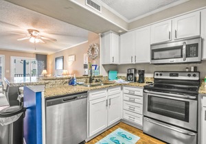 Snowbird-friendly condo with 2 balconies and 2 pools - across from beach