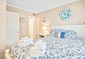 Snowbird-friendly condo with 2 balconies and 2 pools - across from beach