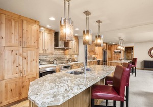 Snowmass Mountain Views! Large Kitchen & Living Area, 2 Balconies, Parking, Pool & Outdoor Hot Tub