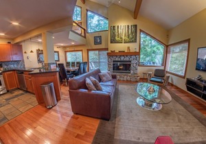 Snowy Creek 4 - Ski in Ski out, Private Hot Tub, Short Walk to Whistler Village