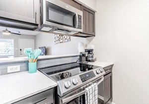 SoCo 1BR suite w pool, king bed, close to Downtown