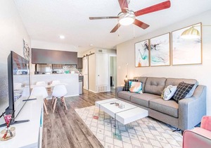 SoCo 1BR suite w pool, king bed, close to Downtown