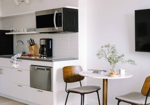 Sonder Court Square | Queen Studio Apartment
