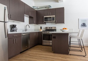 Sonder | State Suites | Bright Studio