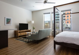 Sonder | State Suites | Vibrant Studio