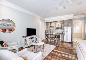 Sonoma Bungalow Studio Suite 6 is located just steps from Historic Sonoma Plaza