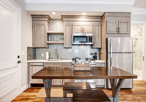 Sonoma Bungalow Studio Suite 6 is located just steps from Historic Sonoma Plaza