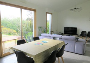 South-Facing Home with WiFi, Garden, Terrace, Near Beach in Trégastel