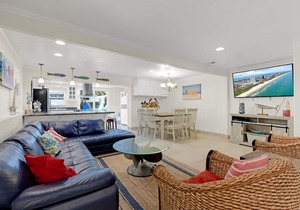 Southern Comfort: Beautiful Beach House with Heated Pool. Dog-Friendly and Steps to Beach!
