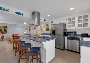 Southern Comfort: Beautiful Beach House with Heated Pool. Dog-Friendly and Steps to Beach!