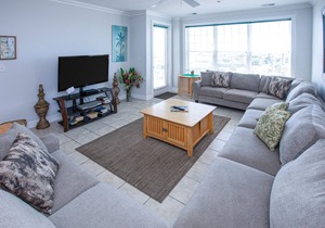 Southside, 3rd-floor condo with ocean view, balcony, WiFi & on-site pool/gym