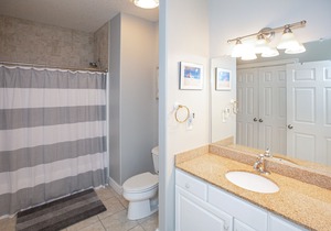 Southside, 3rd-floor condo with ocean view, balcony, WiFi & on-site pool/gym