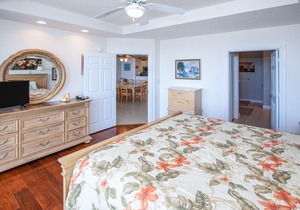 Southside, 3rd-floor condo with ocean view, balcony, WiFi & on-site pool/gym