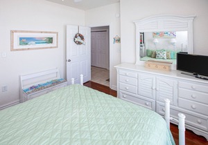 Southside, 3rd-floor condo with ocean view, balcony, WiFi & on-site pool/gym