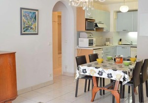 Spacieux T2 avec grande terrasse à Saint-Raphaël, proche mer et gare, garage inclus - FR-1-226A-102
