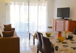 Spacieux T2 avec grande terrasse à Saint-Raphaël, proche mer et gare, garage inclus - FR-1-226A-102