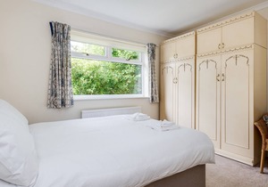 Spacious 1-Bedroom Flat with garden & free parking
