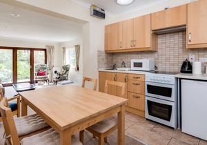 Spacious 1-Bedroom Flat with garden & free parking