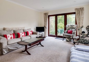 Spacious 1-Bedroom Flat with garden & free parking