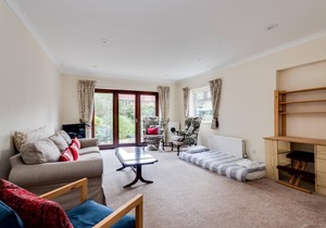Spacious 1-Bedroom Flat with garden & free parking