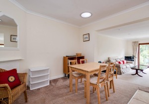 Spacious 1-Bedroom Flat with garden & free parking