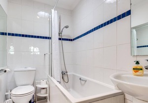 Spacious 1-Bedroom Flat with garden & free parking