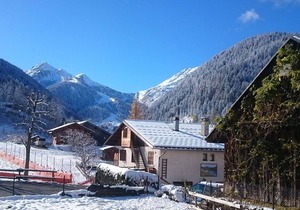 Spacious 2-BR Apartment for 4 in Heart of Arêches - Terrace, Parking & Ski Storage