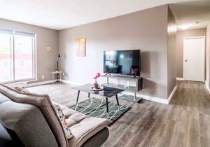 Spacious 2BR Apt with King bed - near DT Hamilton!