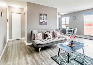 Spacious 2BR Apt with King bed - near DT Hamilton!