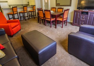 Spacious 3 BR Penthouse adjacent Thousand Hills Golf near Theater Strip (center)