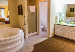 Spacious 3 BR Penthouse adjacent Thousand Hills Golf near Theater Strip (center)