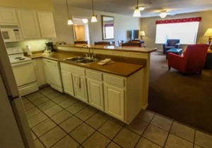 Spacious 3 BR Suite adjacent Thousand Hills Golf near Theater Strip (center)