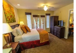 Spacious 3 BR Suite adjacent Thousand Hills Golf near Theater Strip (center)