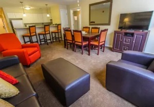 Spacious 3 BR Suite adjacent Thousand Hills Golf near Theater Strip (center)