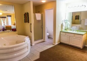 Spacious 3 BR Suite adjacent Thousand Hills Golf near Theater Strip (center)