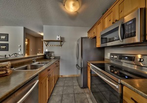 Spacious 3 Level Condo Close to Village | Access to Ski-Out Trail | Private Hot Tub | Fireplace