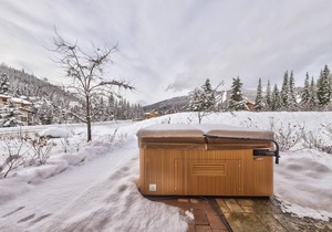 Spacious 3 Level Condo Close to Village | Access to Ski-Out Trail | Private Hot Tub | Fireplace