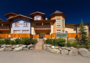 Spacious 3 Level Condo Close to Village | Access to Ski-Out Trail | Private Hot Tub | Fireplace
