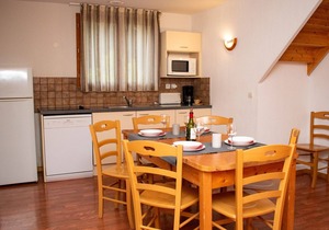 Spacious 3BR Chalet, Sleeps 8, Near Pistes, Heated Pool