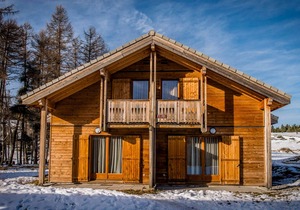Spacious 3BR Chalet, Sleeps 8, Near Pistes, Heated Pool